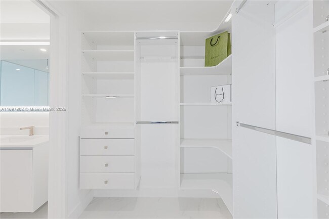 Building Photo - 700 NE 24th St