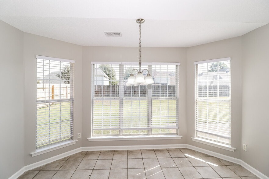 Building Photo - 5086 Jon Oak Dr