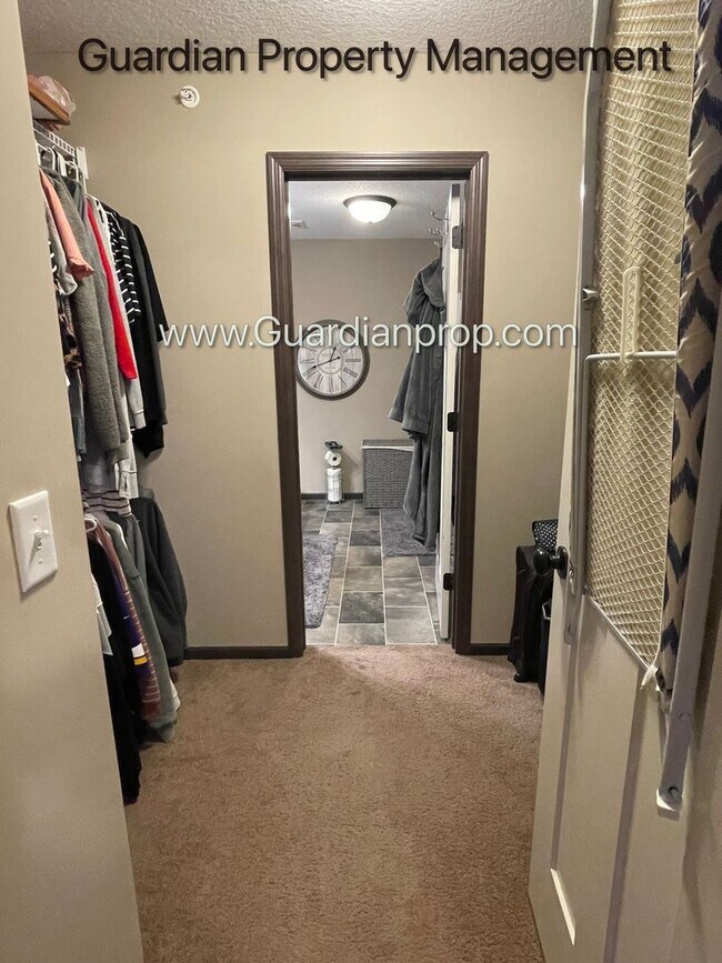 Building Photo - End Unit Town Home, Walk Out Patio, 2 Car ...