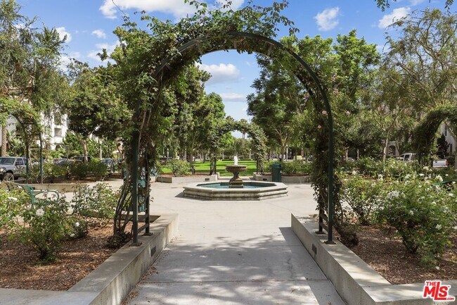 Building Photo - 5625 Crescent Park W