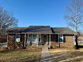 Building Photo - 3 Bedroom / 2 Bathroom Home in Springfield