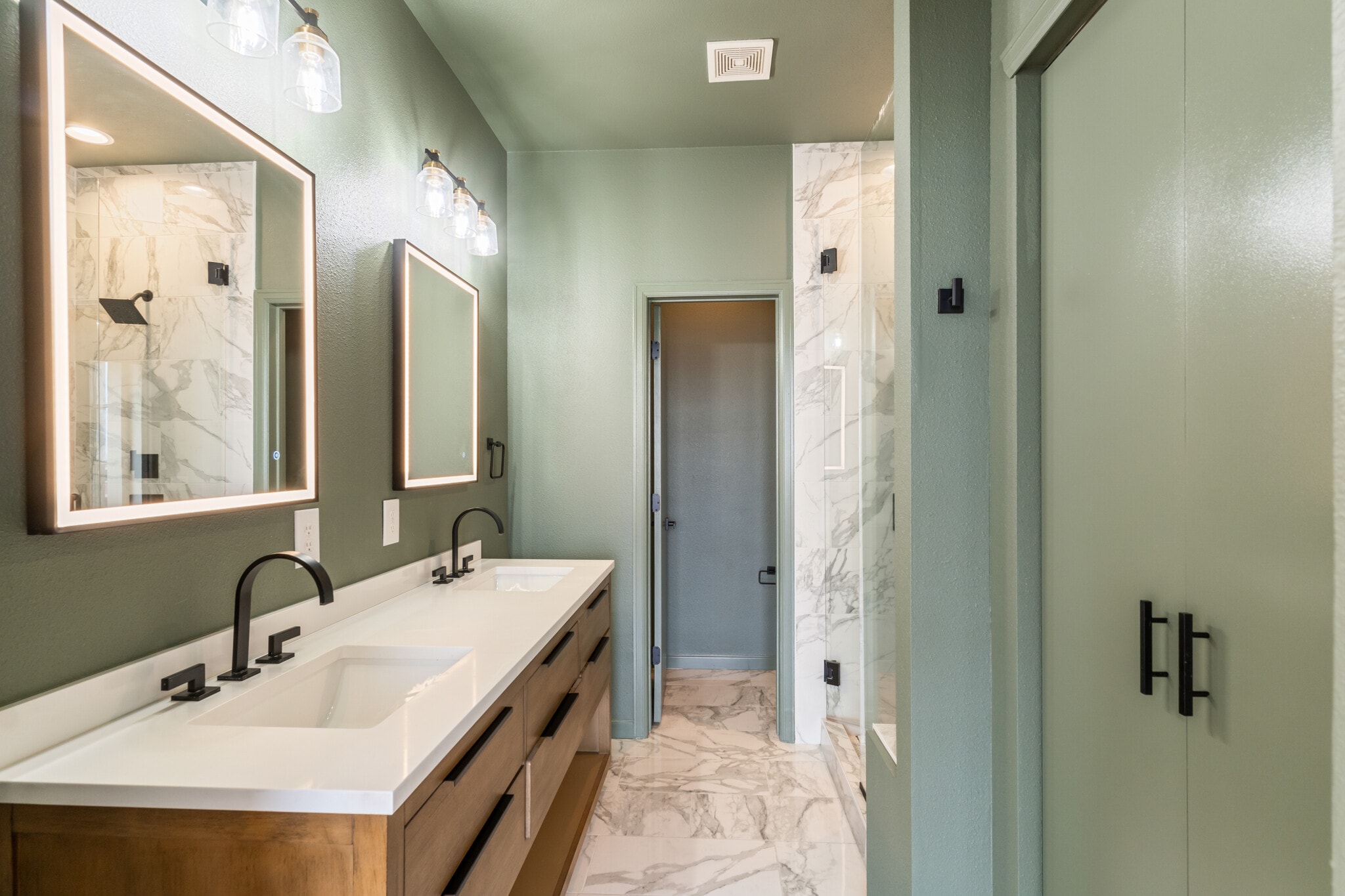 primary bath - 2680 Blake St