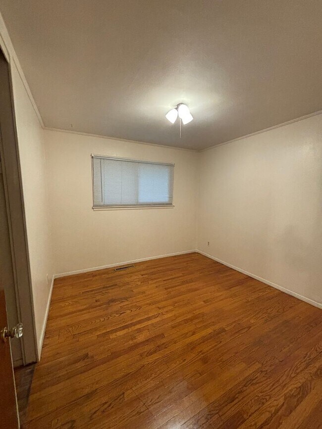 Building Photo - 4108 S Park Dr
