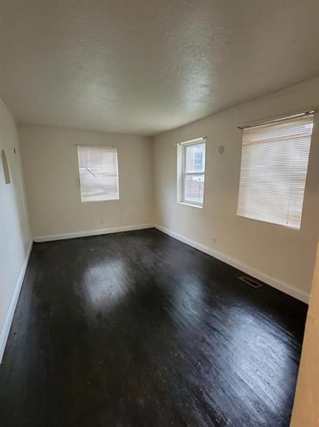 Building Photo - Spacious one bedroom detached apartment