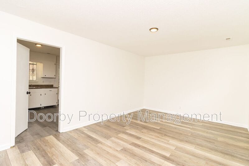 Building Photo - 303 Hillcrest Ave