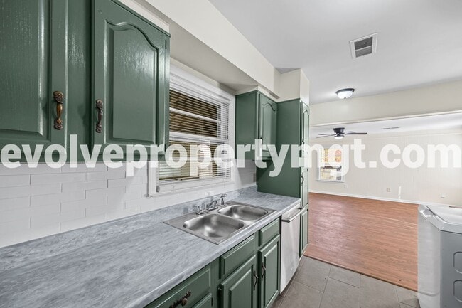 Building Photo - FULLY RENOVATED BERCLAIR RENTAL!