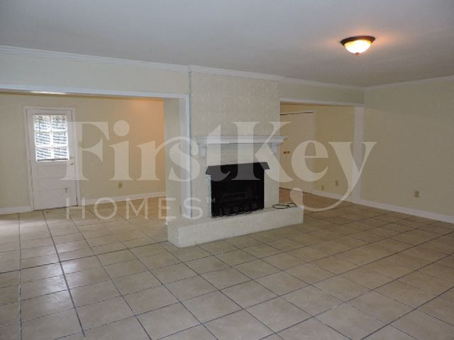 Building Photo - 3347 Bluemont Dr