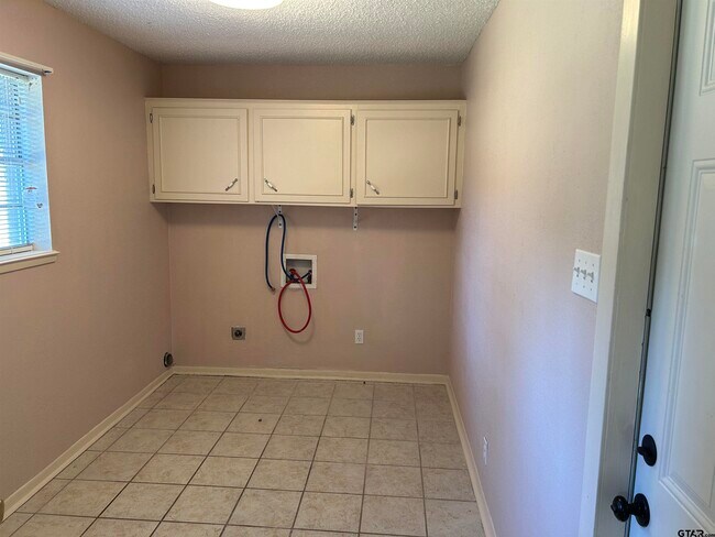 Building Photo - 4615 Edinburgh Dr