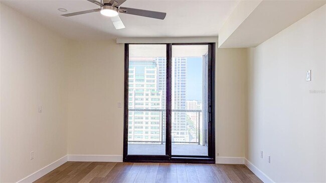 Building Photo - 1 Beach Dr SE