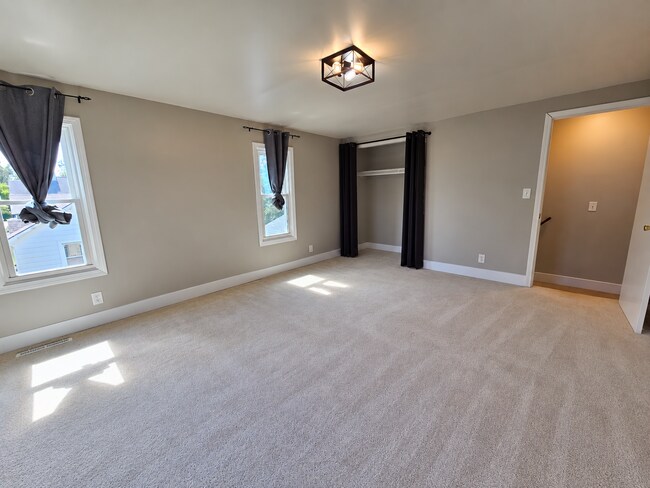 Building Photo - 3-Bedroom Shelby Twp Home on Spacious Lot with Large 2 Car Garage. Laminate Flooring on Main Floo...