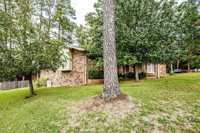 Building Photo - 422 River Oaks Dr