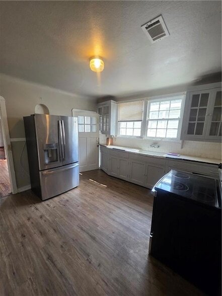 Building Photo - 2520 Leonidas St