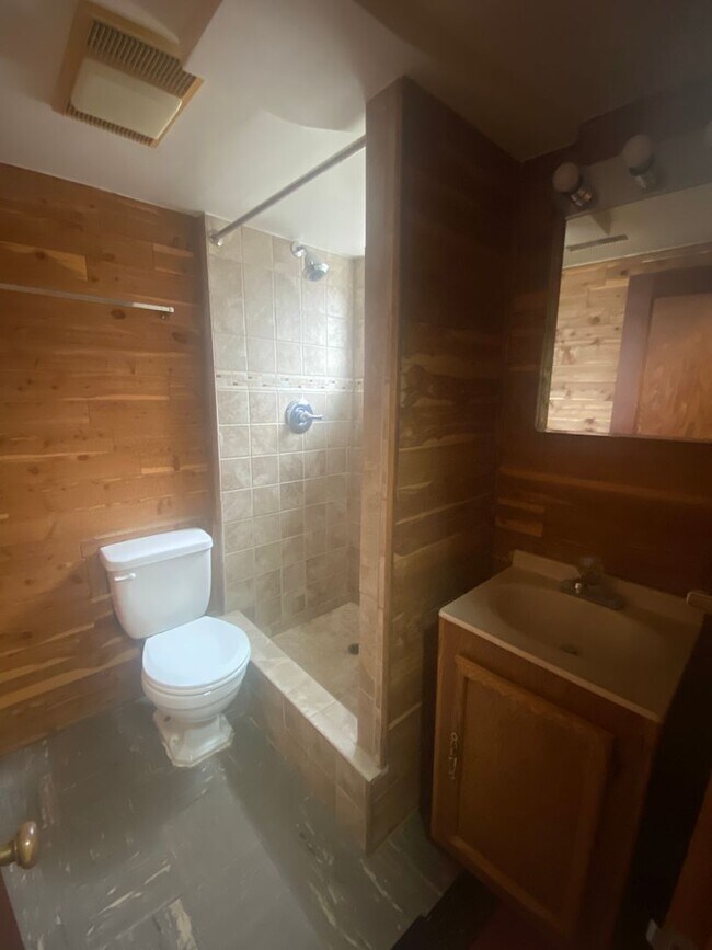 Building Photo - NICE  3BR RAMBLER CLOSE TO NIH