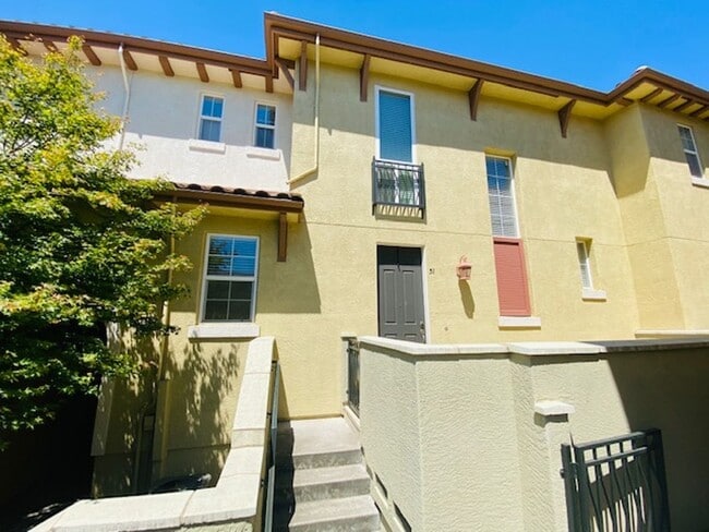 Building Photo - Beautiful 3BD/2.5BA Tri-Level Gallery Walk...
