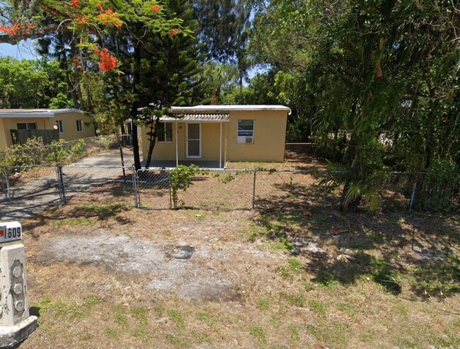 Building Photo - 3-1 house in the Lauderdale manor