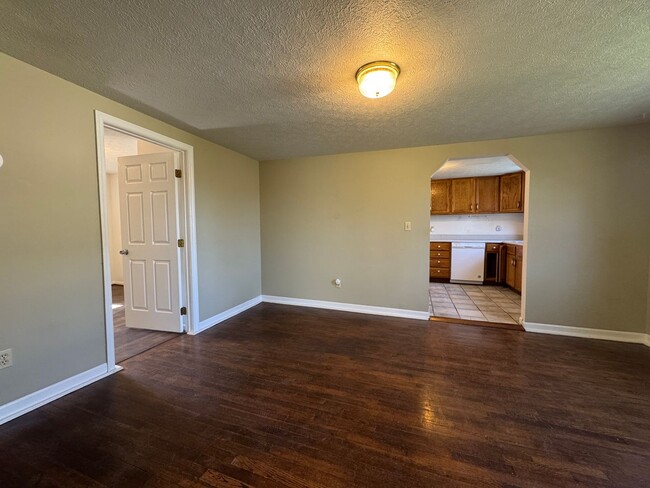 Building Photo - Cozy 2 Bedroom 1 Bathroom Home Nestled in ...