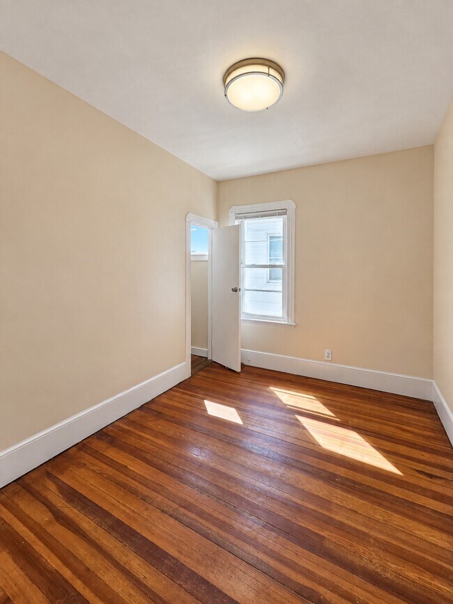 Building Photo - 345 Earle St