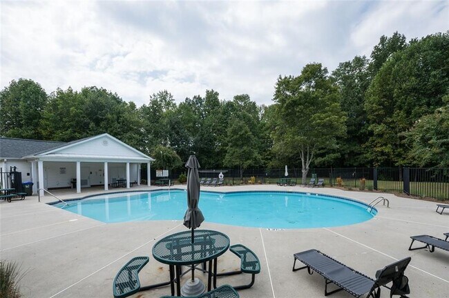 Building Photo - 1369 Thornborough Dr