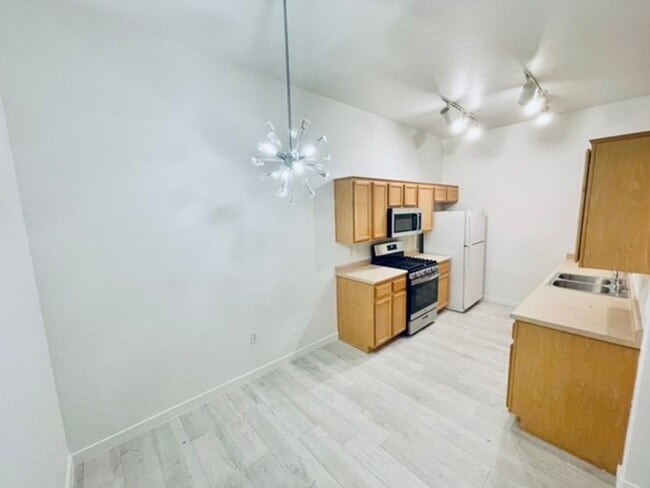 Building Photo - 2305 W Horizon Ridge Pkwy