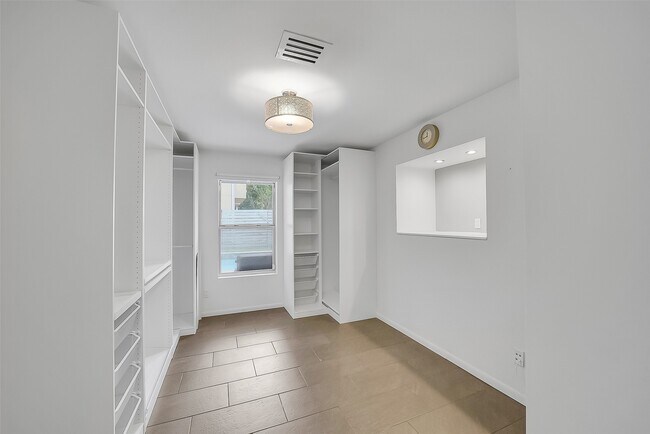 Building Photo - 320 Detering St