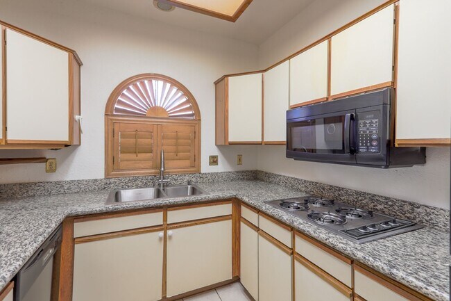 Building Photo - Great 1st Floor 2 Bed Condo