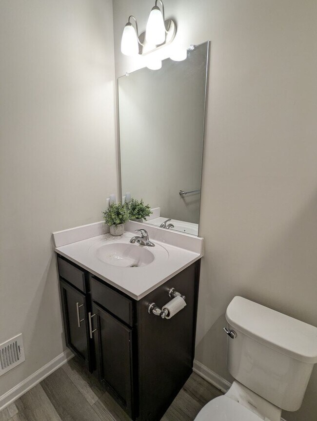 Building Photo - END UNIT newer build in ideal Frederick lo...
