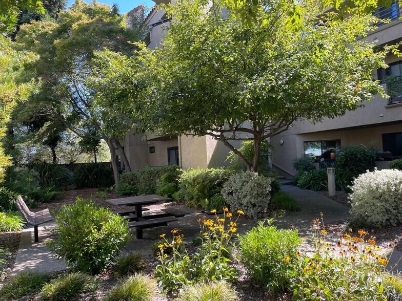 Building Photo - 1201 Alta Vista Ct
