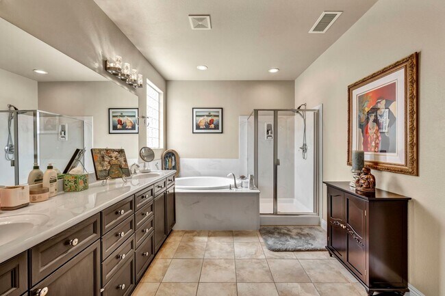 Building Photo - FULLY FURNISHED home with all utilities included and flexible lease options available.