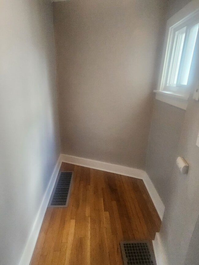Building Photo - 2 Bedroom 1 bath updated Row Home