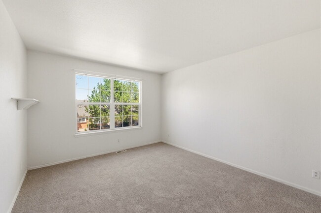 Building Photo - Very Nice 2 Bedroom, 2 1/2 Bath Townhome in Quail Run! Community Pool & Tennis Courts! Minutes To...