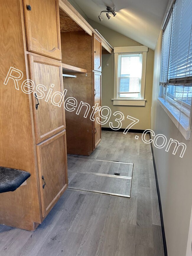 Building Photo - Spacious updated 3 bed 1 bath