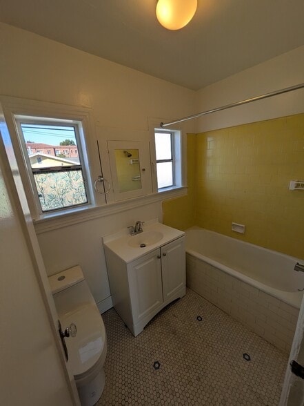 Building Photo - 1055 N Ardmore Ave