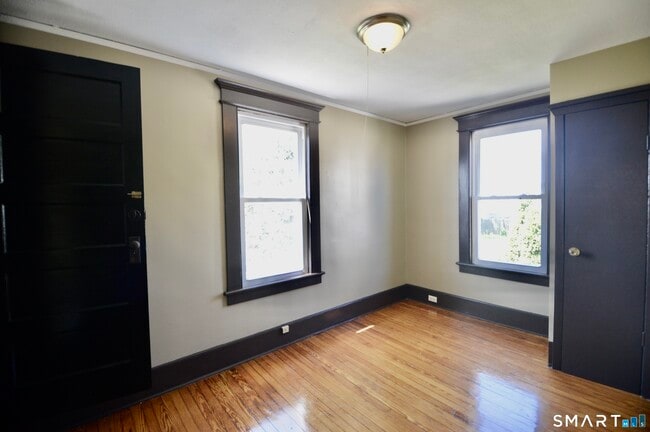 Building Photo - 48 Riverview Pl
