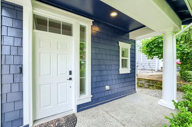 Building Photo - 5bd/3.5ba Bellevue Hoome