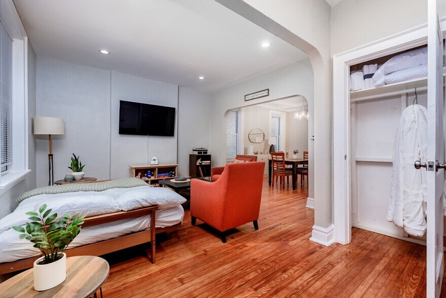 Building Photo - 3956 Tholozan Ave