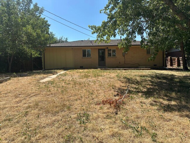 Building Photo - Spacious 3 Bedroom House with Attached Garage and Large Yard!