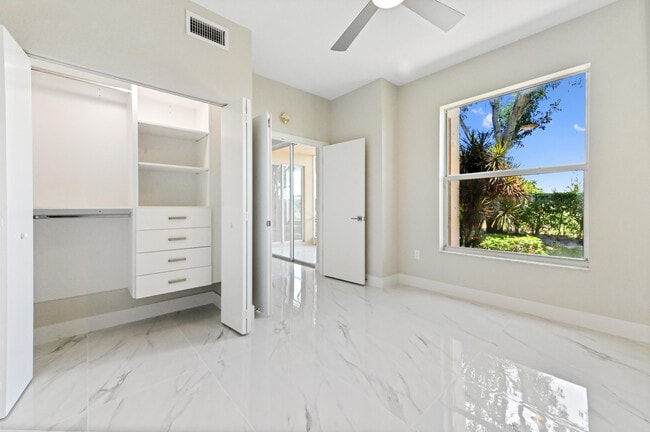 Building Photo - 12510 Crystal Pointe Dr