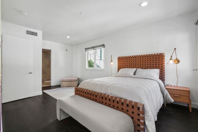 Building Photo - 9842 Portola Dr