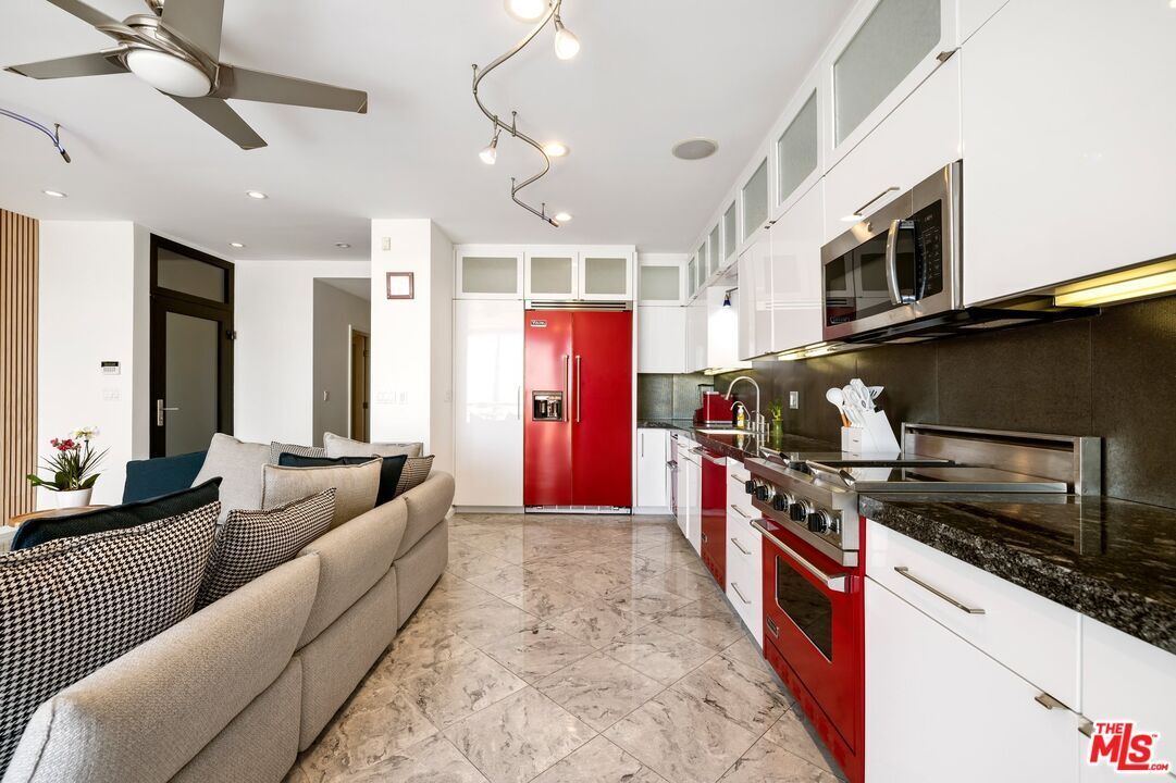 Building Photo - 3007 Ocean Front Walk