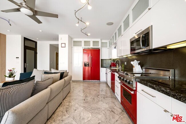 Building Photo - 3007 Ocean Front Walk