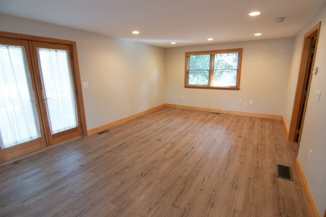 Building Photo - 6 Wildwood Ln