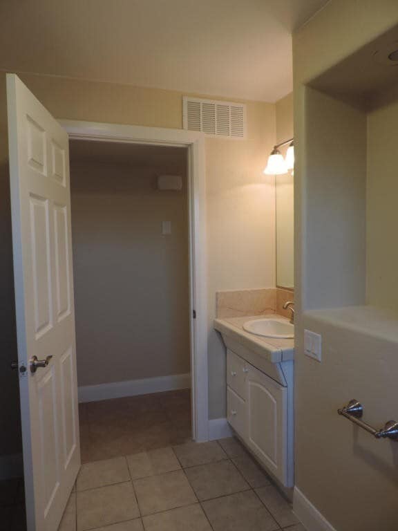 Building Photo - Dog Friendly - 4 Bedroom with Granite Counter tops.