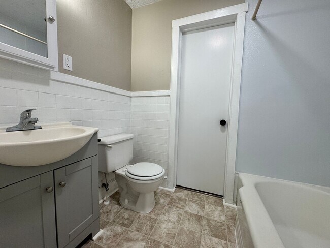 Building Photo - Recently updated spacious 2 bedroom with flex space and fenced backyard