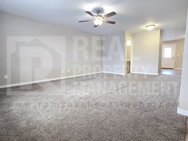 Building Photo - Bright & Clean 3 Bedroom, 2.5 Bathroom Townhome for Rent in Idaho Falls by Real Property Manageme...