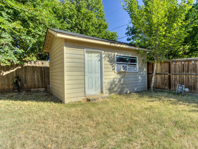 Building Photo - 1131 S Miles Ave