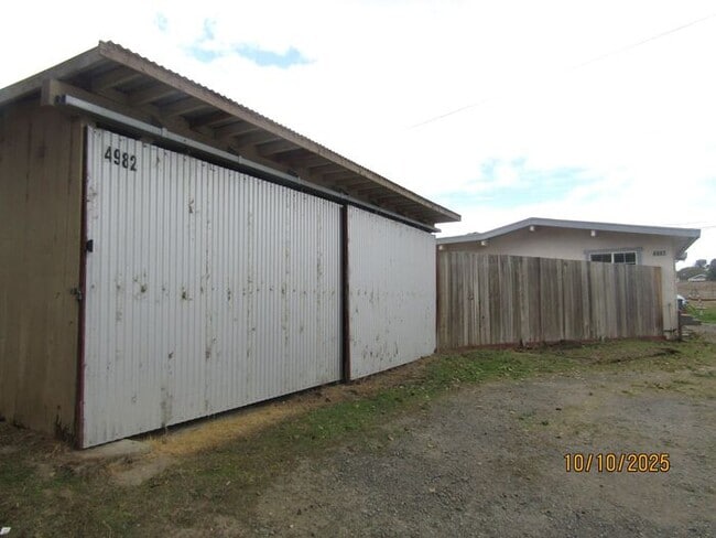 Building Photo - Charming 2 Bed 2 Bath Duplex in Rural Seba...