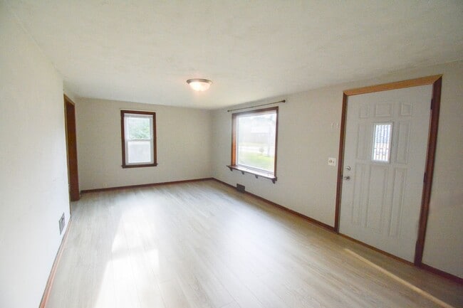 Building Photo - Cute 2br Home with Large Private Yard For ...