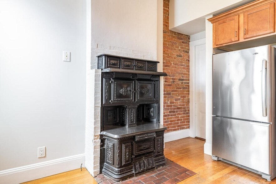 Building Photo - 325 K St