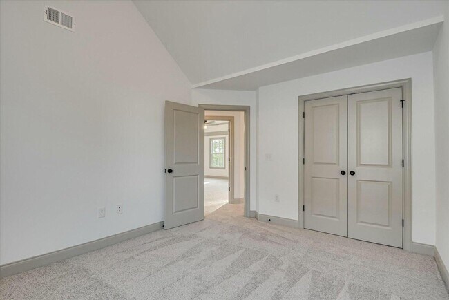 Building Photo - 2021 Warbler Dr