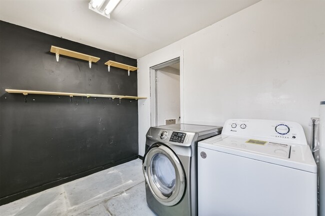 Building Photo - 1021 Maple St